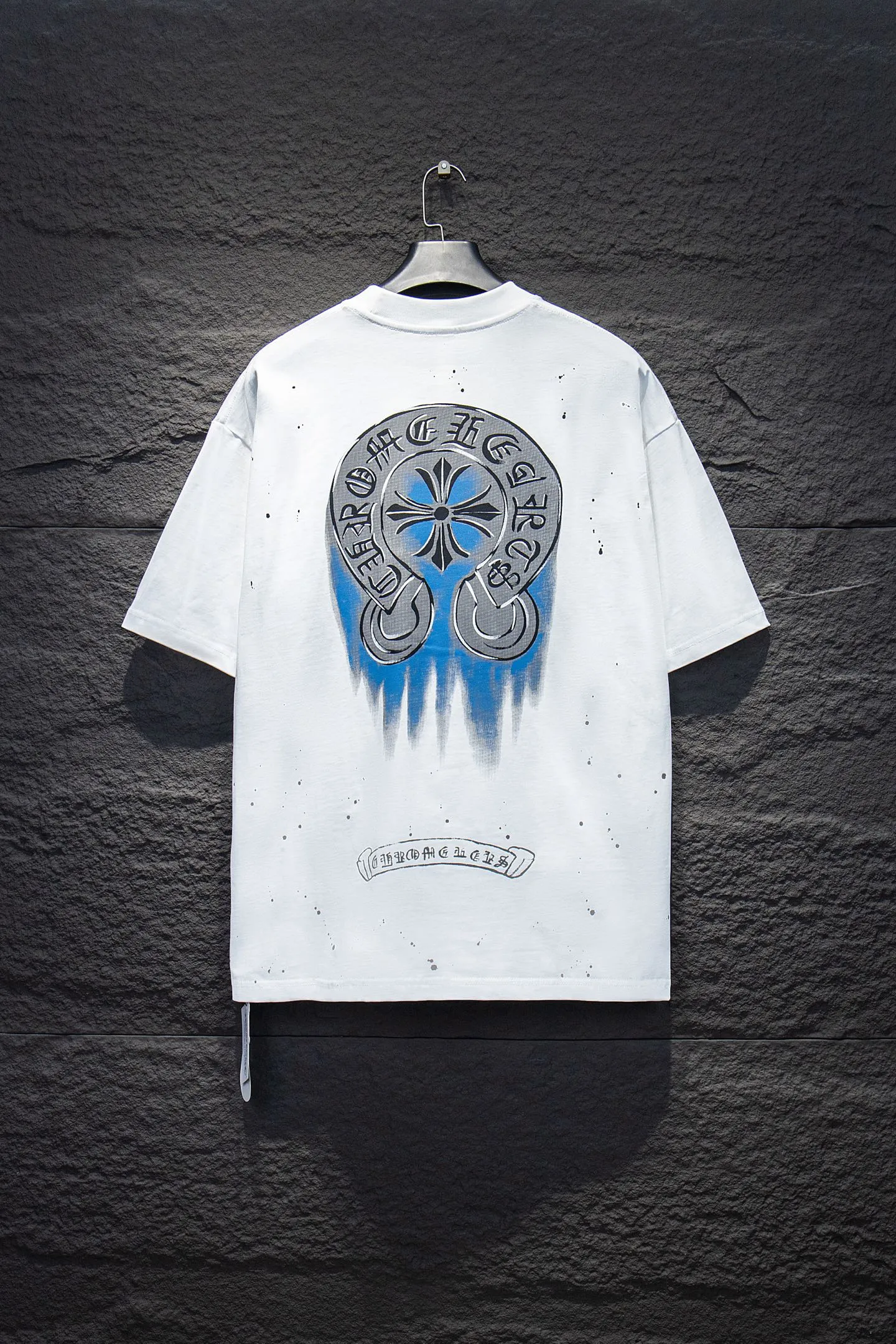 P180 Chrome hearts• 25ss ⚠YB custom-woven and dyed fabric, color, printing, version and accessories. The fabric is woven by imported machines. The uniqueness of the cloth texture creates a perfect garment effect. The fabric is made of 260g clean cloth with 320g 1*1 rib. 4-color environmentally friendly custom-dyed fabric, and the threads are in the same cylinder without color difference.  Gradient graffiti on garments, hand-painted graffiti technology on garments, details clearly visible on the collar, pockets, cuffs, and front and rear threads. The printing uses Japanese BROTHER white ink digital direct-injection garment printing. This model is a global limited edition. In order to present a product like a work of art, after a long period of repeated determination of details, a very high-standard garment is presented. The front chest is made of direct-injection printing environmentally friendly glue material, using a mechanized printing process. Mechanical printing has high precision, the positioning accuracy can reach ±0.02mm, and the quality is stable.   The body is treated with graffiti elements, which greatly increases the interest of the clothing; it has a unique visual effect. The special washing effect creates a unique aged effect.  Croix Heart Short Sleeve must be the first short-sleeved piece in spring and summer that blurs the boundaries of unisex style. It has a classic dropped shoulder oversize version and a loose and casual upper body.  Color: Black White Size: S M L XL